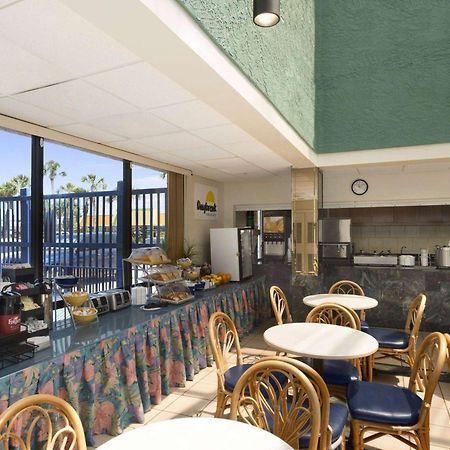Days Inn By Wyndham Panama City Beach/Ocean Front Esterno foto