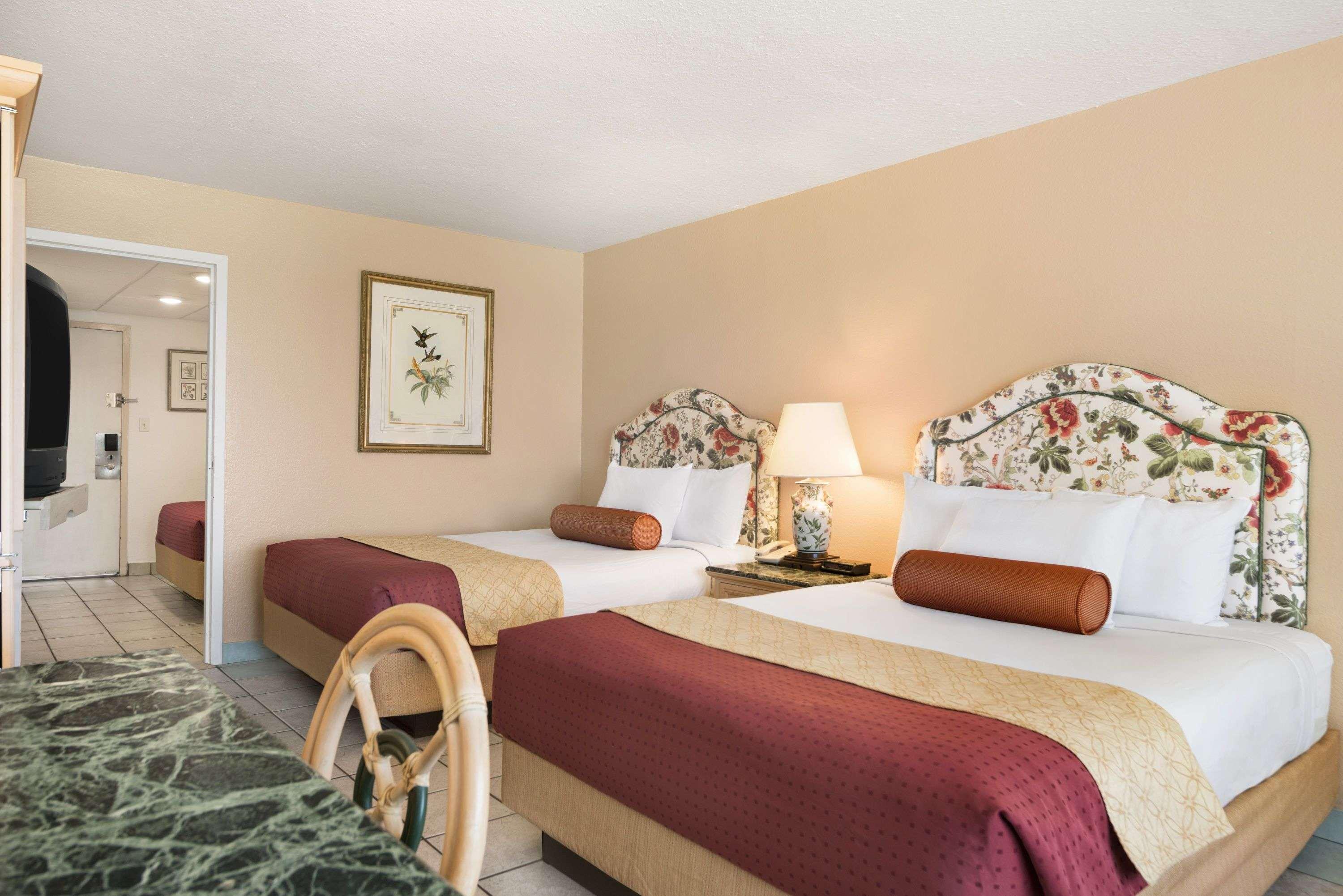 Days Inn By Wyndham Panama City Beach/Ocean Front Esterno foto