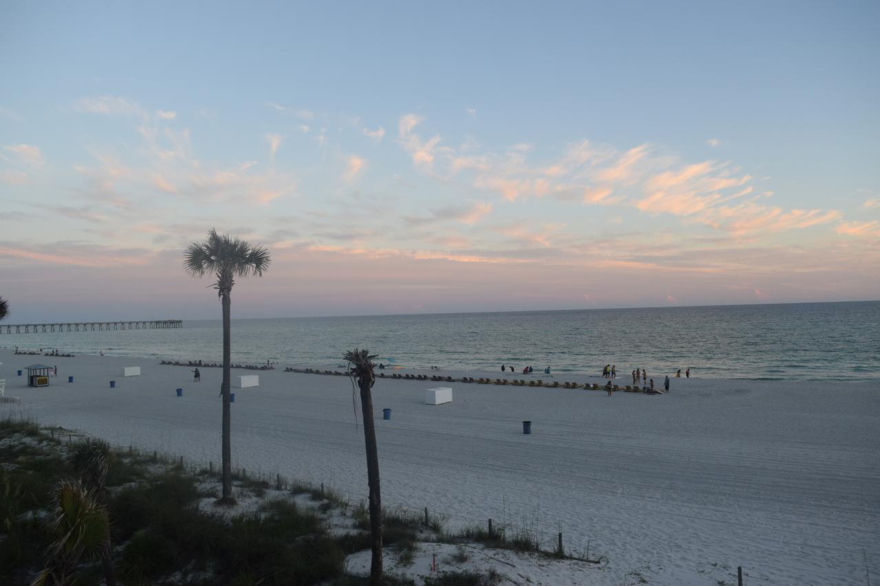 Days Inn By Wyndham Panama City Beach/Ocean Front Esterno foto